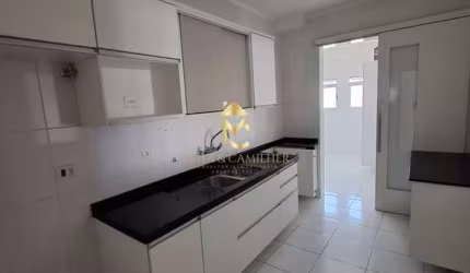 Apartamento com sacada disponível para locação.