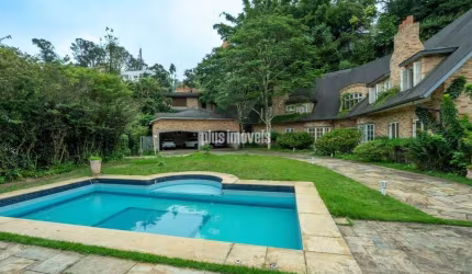 CASA COM 736,0M² ÁREA CONSTRUÍDA, 2050,0M² ÁREA DE TERRENO,  4 SUÍTES, 4 GAR - PISCINA