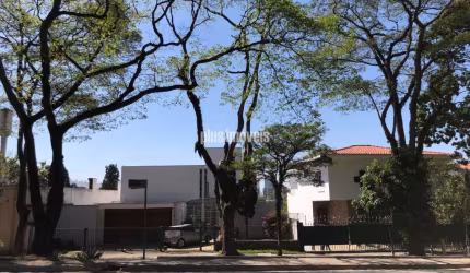 CASA RESIDENCIAL E OU COMERCIAL 489,0M² ÁREA CONSTRUÍDA, 605,0M² ÁREA DE TERRENO 5 QUARTOS, 2 SUÍTES