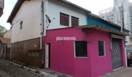 Sobrado de esquina com duas entradas. Uso misto.  Bem localizado