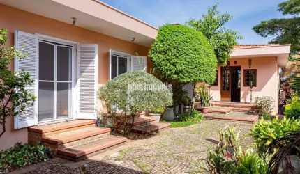 MORUMBI JARDIM LEONOR 288,0M² ÁREA CONSTRUÍDA 700,0M² ÁREA DE TERRENO 4 QUARTOS 3 SUÍTES 3 GARAGEM