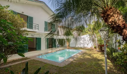 Panamby Próximo ao Colégio PIo XII,  318,0m²AC - 438,0m² Área de Terreno - 3 dorms Suíte 4 Vagas