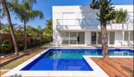 CASA EM CONDOMÍNIO FECHADO 786,97 M² ÁREA PRIVATIVA 4 SUÍTES -8 GAR - LAZER  PRIVATIVO COM PISCINA