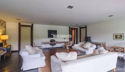 Casa em Rua Fechada, 341,0m² Área Construída, 1268,m² Área de Terreno - 4  Suítes $ gar