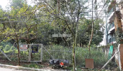 Terreno com 712,0m²   (Frente 12,5m x Fundos 56,96m) em Rua Tranquila