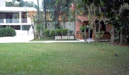 EXCELENTE CASA COM 800,0M²AC - 1.890.0M²AT  COM 4 DORMS, 2 SUÍTES - VARIAS SALAS - 9 VAGAS.
