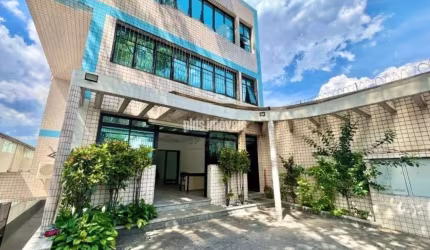 Prédio Comercial e 10 banheiros à Venda, 749 m²