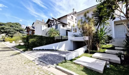 PRÓXIMO AO COLÉGIO SANTO AMÉRICO!!  430,0M² AC -  4 SUÍTES 4 VAGAS DE GARAGEM LAZER COM PISCINA