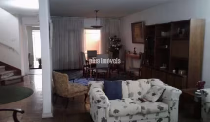 Casa em frente a praça no Jardim Paulistano