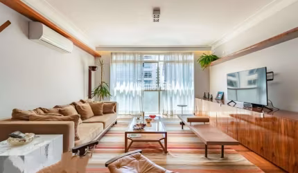 Apartamento de 200 m a.u , finamente decorado, com duas suítes