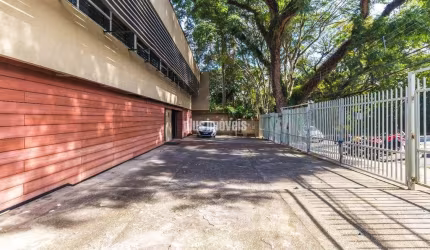 Prédio Comercial e 4 banheiros à Venda, 396 m²