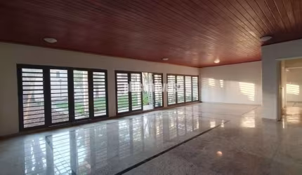 Aluga-se Casa de Vila fechada - Amplo jardim, lugar silencioso, muita natureza