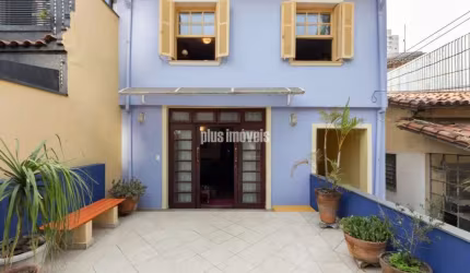 Casa com 3 Quartos e 4 banheiros à Venda, 220 m² por R$ 2.200.000