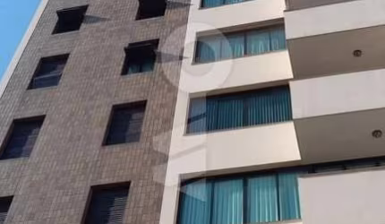 Centro - Amplo apartamento, andar alto e repleto de armários