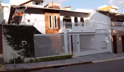 Jardim Messina - Linda casa assobradada repleta de armários