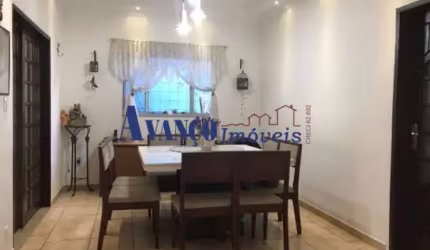 Ampla casa com churrasqueira e armários - Estuda permuta