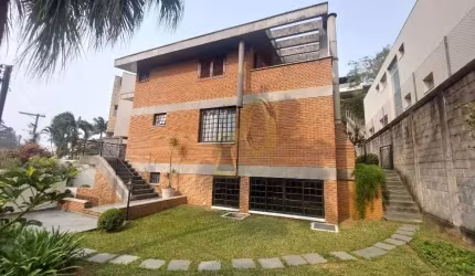 Ótima casa em condomínio fechado