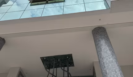 Lindo apartamento com 04 dormts sendo 2 suítes e 2 demi com 3 vagas no centro próximo à praia de Balneário Camboriú-SC