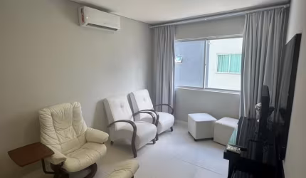 Lindo apartamento com 02 dormts e 1 vaga na quadra mar em Balneário Camboriú próximo à praia central.