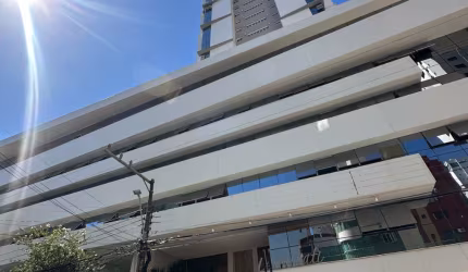 Lindo apartamento com 03 suites e duas vagas próximo à praia central em Balneário Camboriú