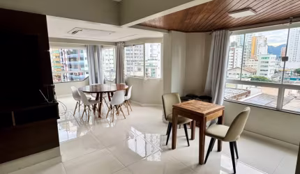 Linda cobertura contendo 04 dormts sendo 3 suítes próximo à praia de Balneário Camboriú