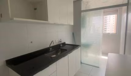 Apartamento de frente para locação com 2 quartos, sendo uma suíte, em um andar alto