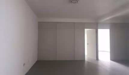 Com 100m² de área, esta sala conta com dois banheiros, perfeita para atender tanto funcionários