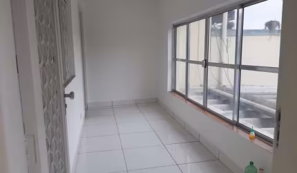 Casa locação com 180m², perfeita para fins residenciais ou comerciais. Com 3 quartos, sendo 1 suíte e 2 vagas