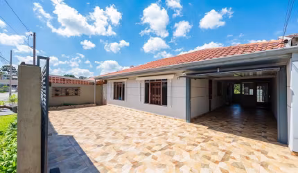 Linda casa térrea com amplo quintal em Colombo
