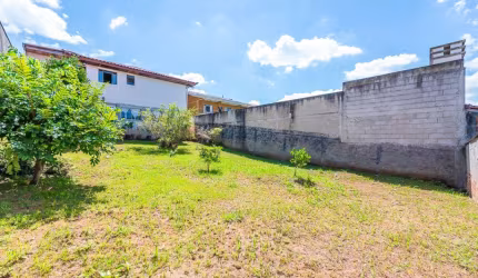 Linda casa térrea com amplo quintal em Colombo