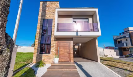 Linda casa em condomínio no Pinheirinho