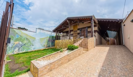 Excelente Casa térrea no Xaxim com amplo quintal e 4 quartos