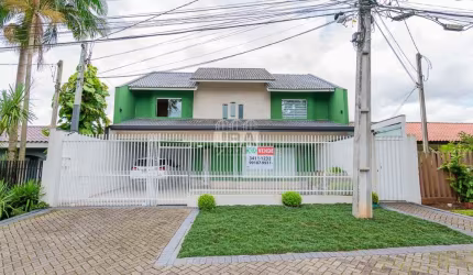 Linda casa com piscina no Bairro  Bacacheri