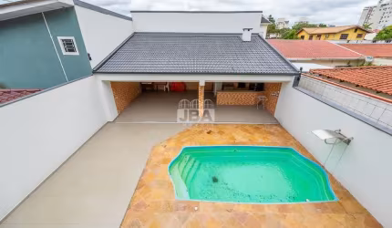 Linda casa com piscina no Bairro  Bacacheri