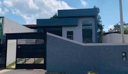 Casa contemporânea em Terra Preta, apta para financiamento.