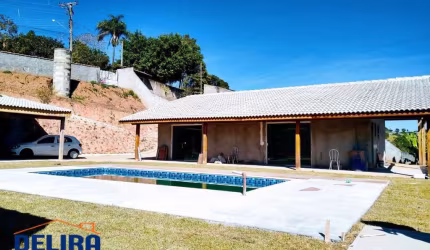 Chácara com piscina, churrasqueira e aceita financiamento bancário.