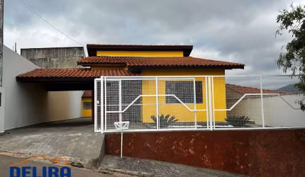 Casa com garagem para 5 carros e piscina apta a financiamento bancário.