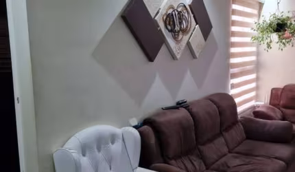 Apartamento com 2 dormitórios e um deles mobiliado.