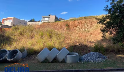 Terreno em Dois Níveis com Terraplanagem Concluída: Pronto para Construir