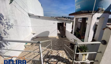 Casa à venda com ótima localização, com duas casas de aluguel.