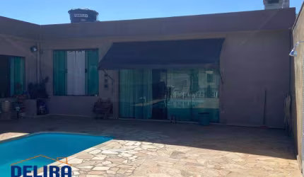 Edícula Espaçosa com Charme Rústico, Piscina e uma Casa em Construção.