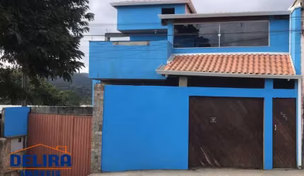 Casa de 4 andares em boa localização, para moradia ou renda mensal.