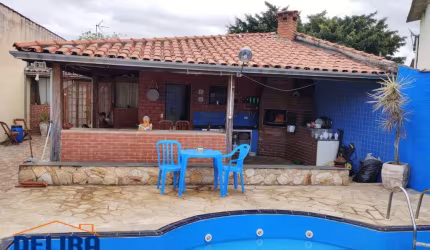 Casa à venda em Atibaia com piscina e uma linda área gourmet.