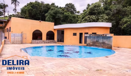 Sítio com 31.000 mil m² com 3 casas e 3 alojamentos.