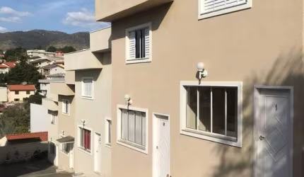 Sobrado à venda dentro de condomínio com ótima localização.