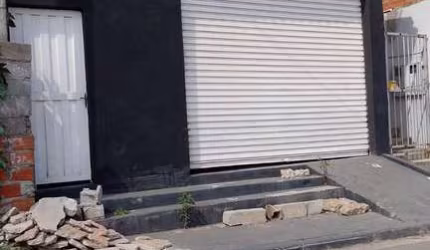 Salão para locação em Terra Preta em rua asfaltada.