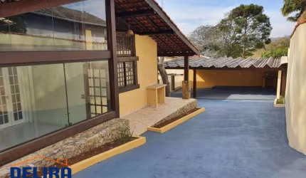 Casa com excelente localização, piscina e área gourmet.