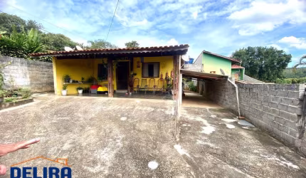 Oásis Tranquilo: Casa com 2 Dormitórios e Amplo Espaço para 5 Carros