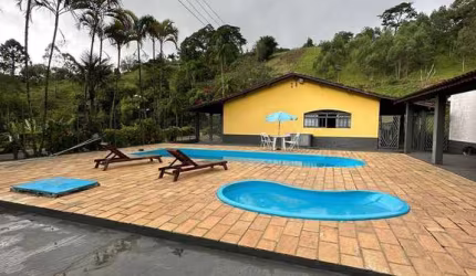 Sítio com Casa Principal, Casa de Caseiro e Infraestrutura de Lazer