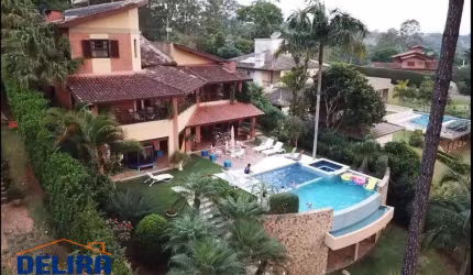 Excelente Casa em Condomínio com Piscina de Borda Infinita
